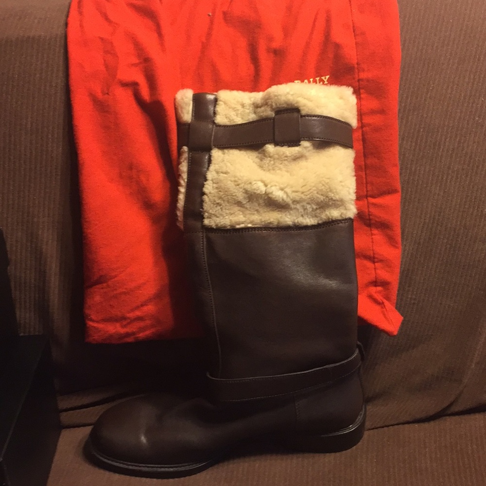 Gently wore below-the-knee sheep skin riding boots